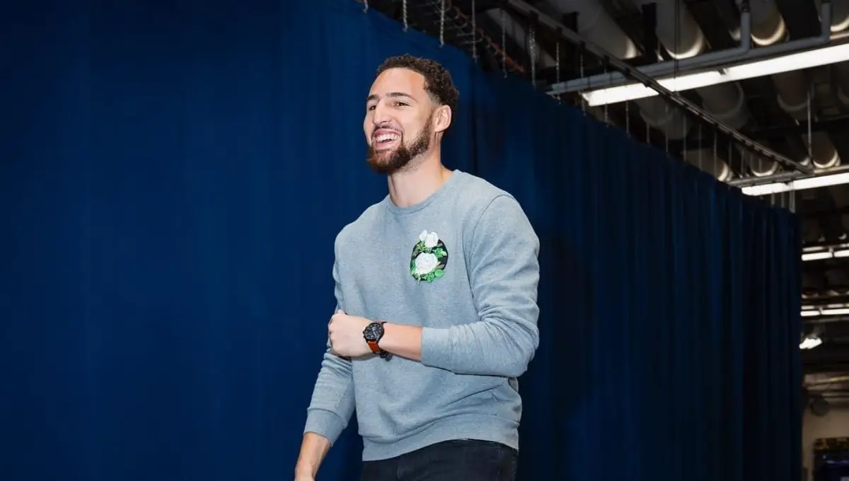 Eiza también fue relacionada con el basquetbolista de los Warriors de Golden Star, Klay Thompson. El jugador es conocido por ser el primer jugador de la NBA en lograr 500 triples en tan sólo 3 años.