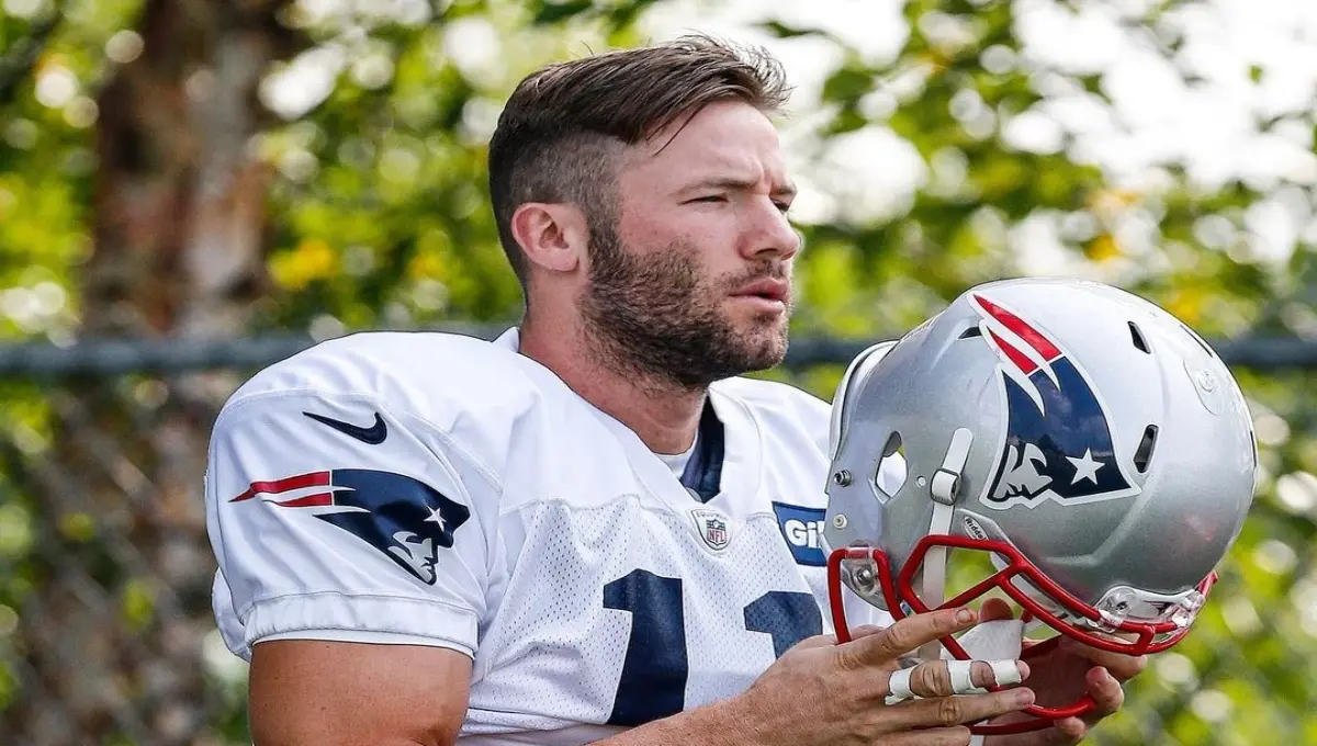 Tiempo después, salió un nuevo deportista como pretendiente de la mexicana. Se trata de Julian Edelman, uno de los jugadores más populares de los Patriotas de Nueva Inglaterra. Los paparazzi los captaron juntos en una restaurante, pero como suele ser Eiza, no dio ninguna pista al respecto.