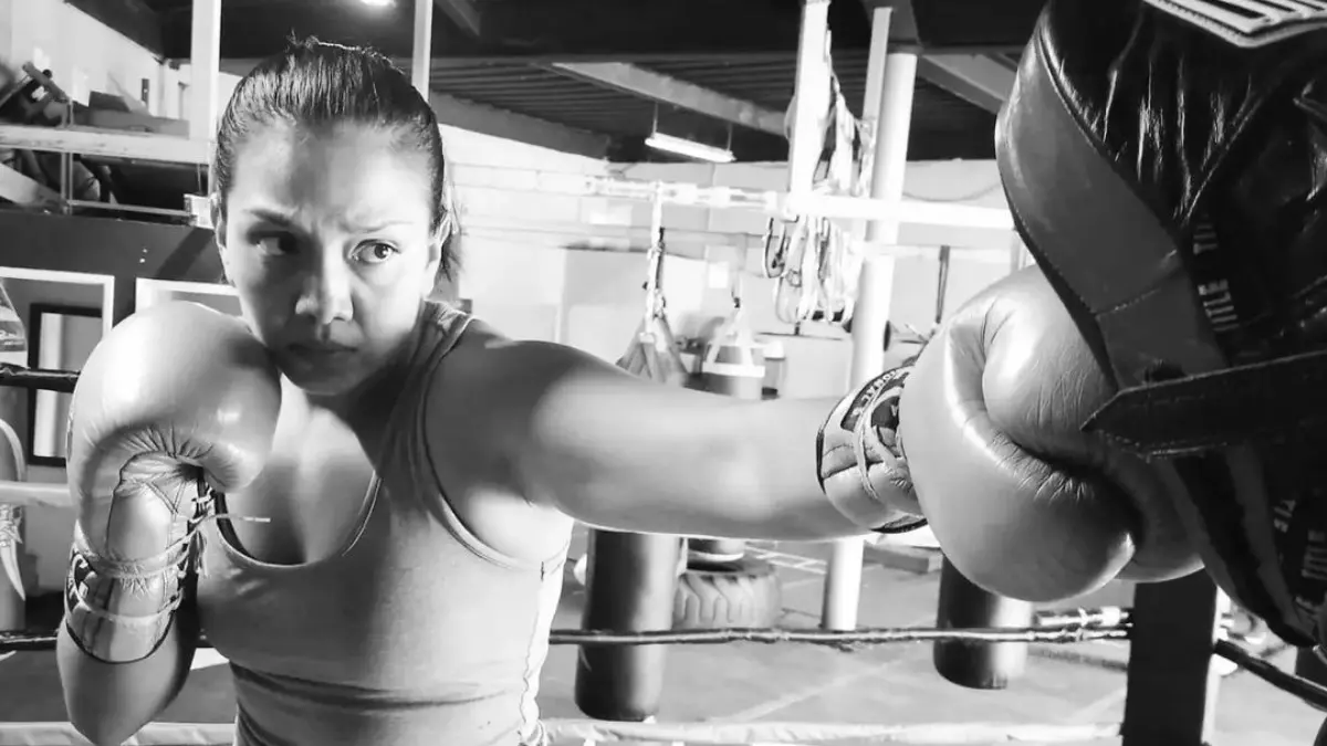 La operación salió bien y ahora reportan que la boxeadora está estable, sin embargo se mantiene en un coma inducido.