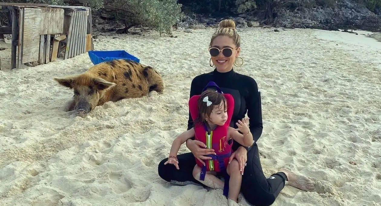 Las Bahamas también ya han sido visitadas por Saúl, Fernanda y sus hijas, ya que la Pig Beach fue su sitio favorito hace un par de años atrás.