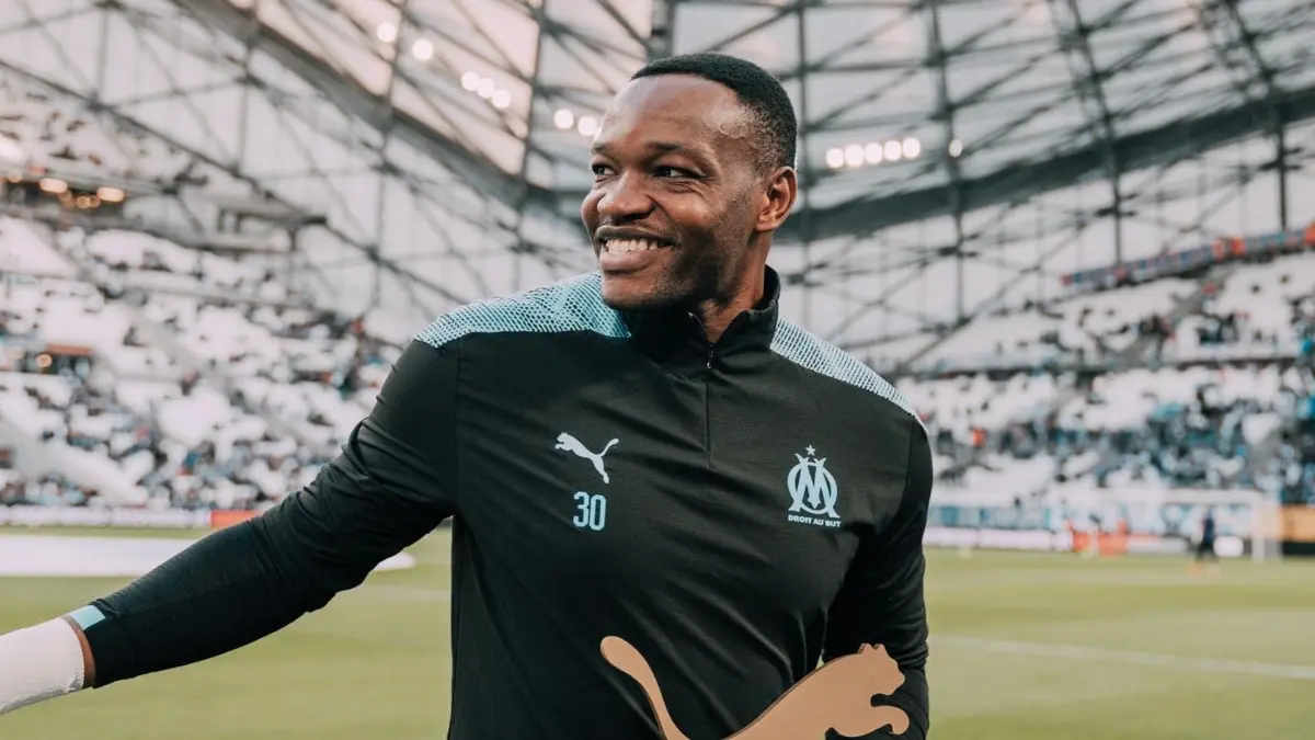 El arquero francés del Marsella, Steve Mandanda, tiene 37 años y sigue parándose bajo los tres postes.