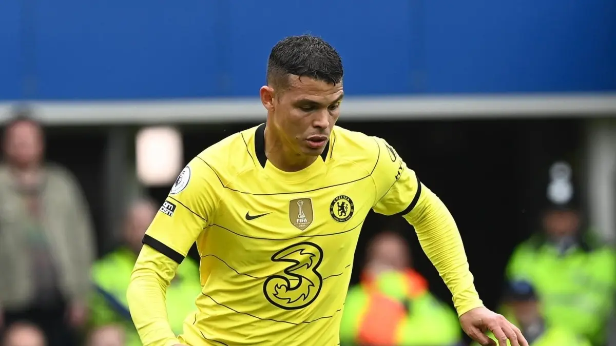 Thiago Silva carga con 37 años y sigue arriesgando el físico con el Chelsea en la Premier League.