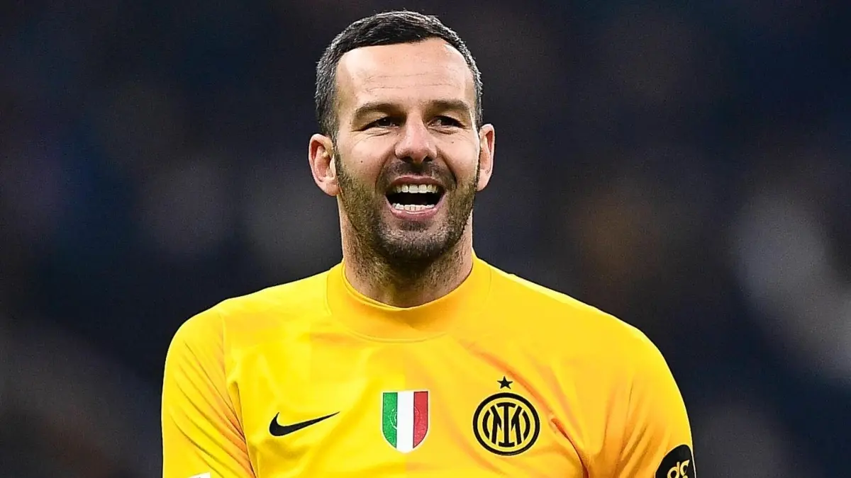 El arquero esloveno del Inter de Milán sigue volando bajo los tres postes con sus 37 años y sin repercusión alguna.