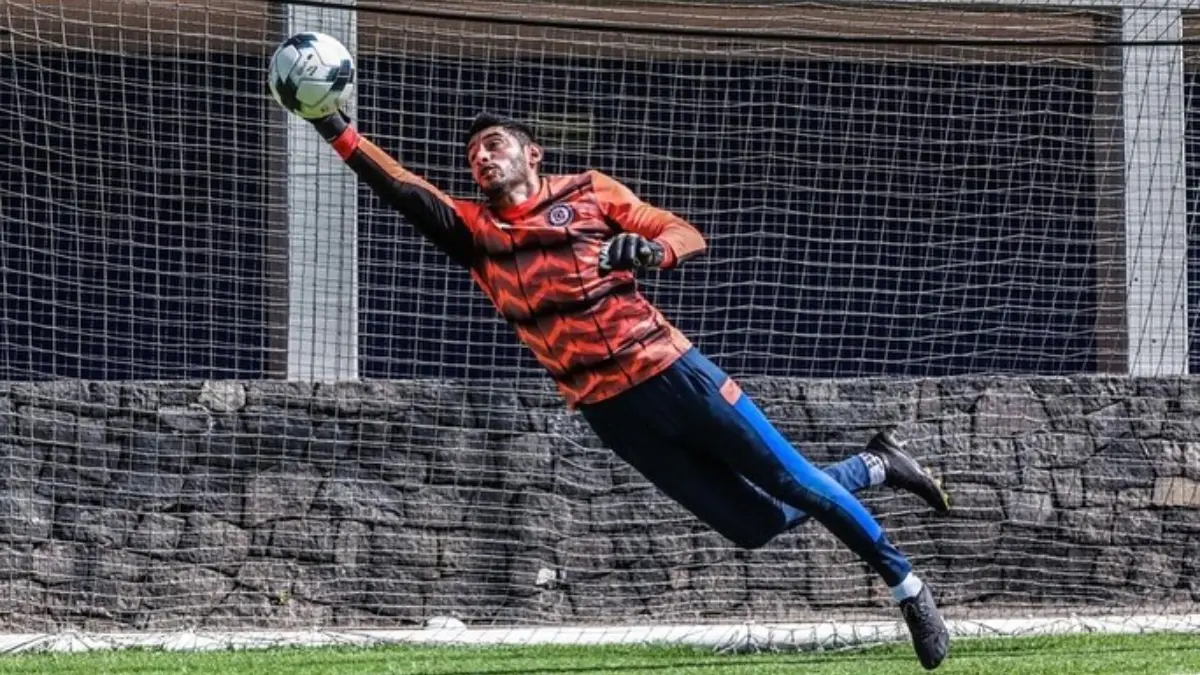Con 41 años, José de Jesús Corona sigue defendiendo la portería de Cruz Azul en la Liga MX.