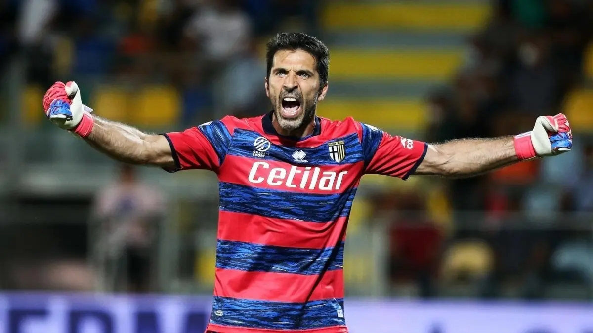 El arquero del Parma es el futbolista de mayor edad con registro dentro de Transfermarkt, al tener 44 años.