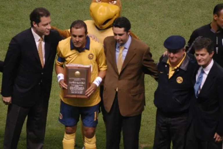Cuauhtémoc Blanco recibió un homenaje previo a su salida del América en 2007 - (Germán Romero/Cuarto Oscuro)