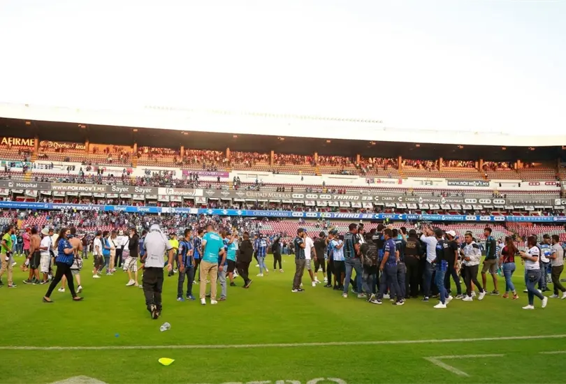 Los actos violentos en el Estadio Corregidora dejaron a varios detenidos. 