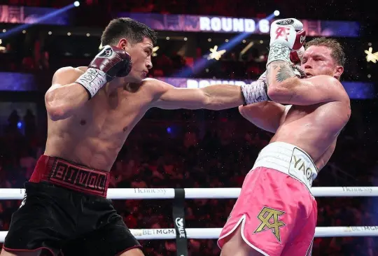 Dmitry Bivol conecta a Saúl Álvarez en el T-Mobile Arena.