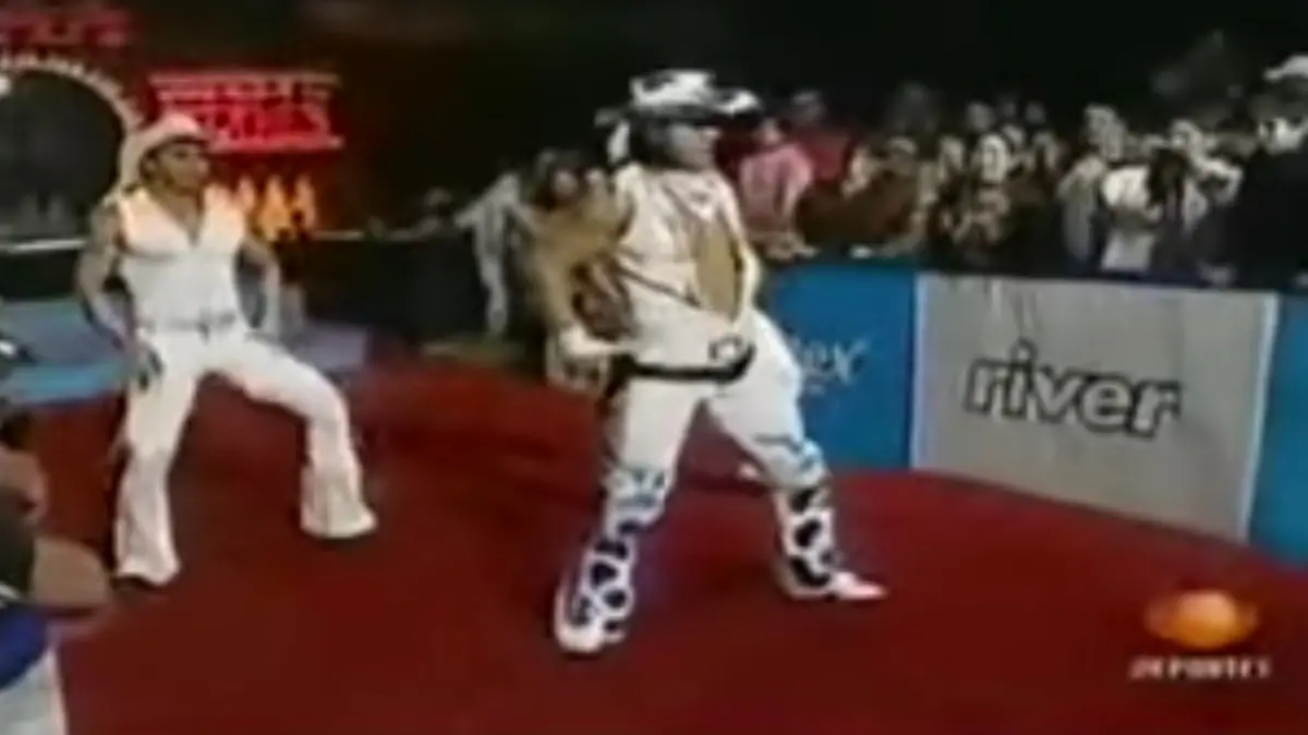 Intocable. Personaje que se volvió famoso por su peculiar entrada al ritmo de 'Y todo para qué' de la banda homónima así como 'dime vaquero', misma que el 'Rudo' Rivera acompañaba.