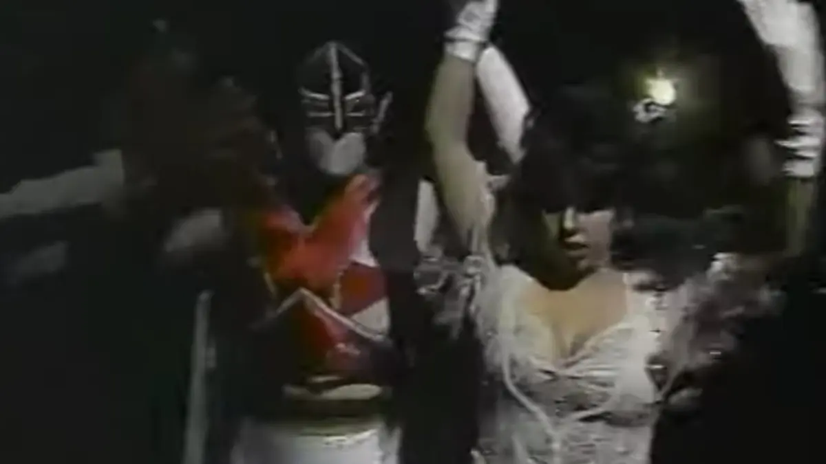 Máscara Sagrada. Luchador que se daba a notar por su gran físico y su traje blanco, tuvo su similar en la categoría 'mini' que también era muy querido por el público.