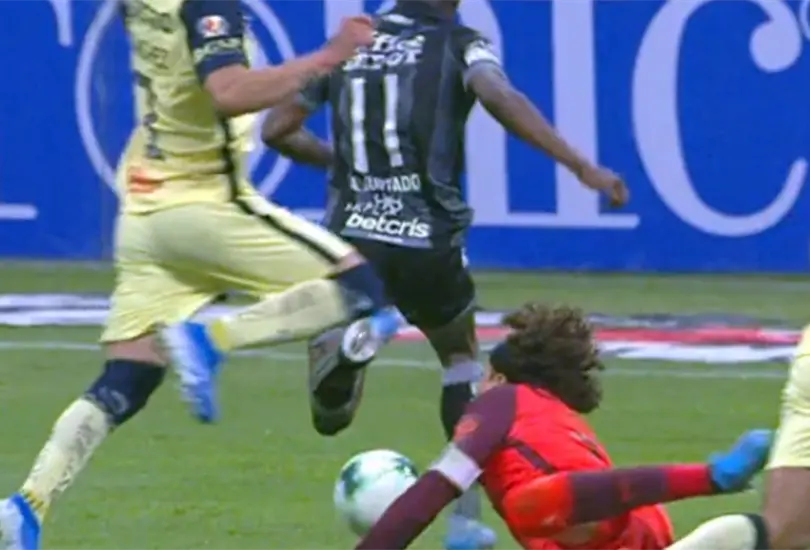 Jorge S&aacute;nchez cometi&oacute; el penal con el que Pachuca le sac&oacute; el empate al Am&eacute;rica.