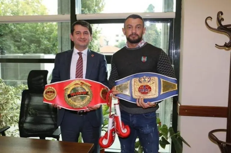 Musa Askan Yamak mostrando los cinturones en juego. Foto: Instagram @msaymk