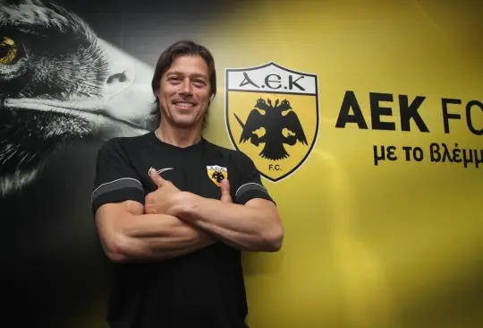 Matías Almeyda en su presentación con el AEK Atenas.