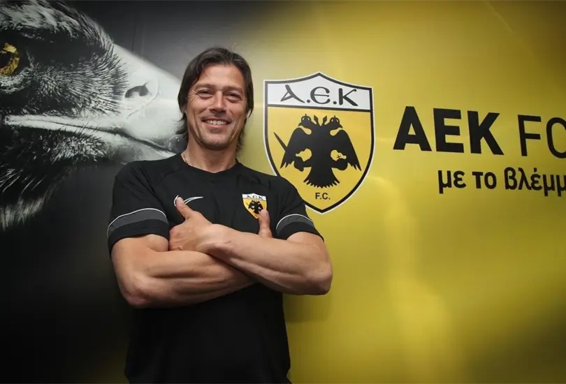 Mat&iacute;as Almeyda en su presentaci&oacute;n con el AEK Atenas.