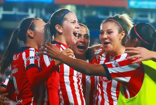 Chivas Femenil celebra la voltereta en el Hidalgo.