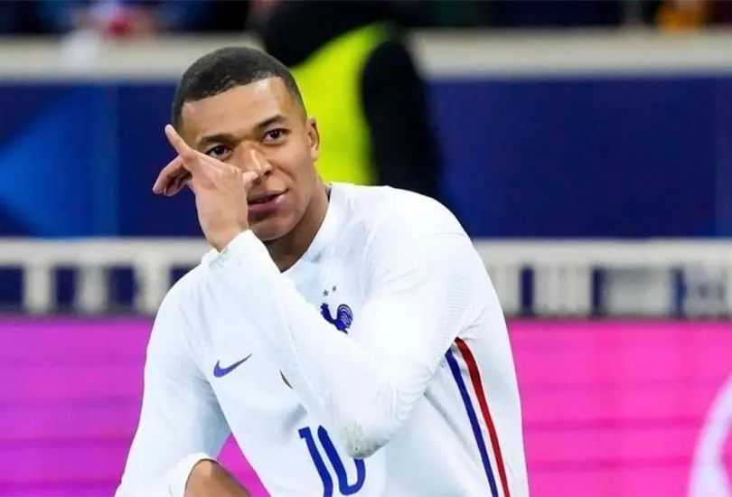 Kylian Mbapp&eacute; al parecer rechaz&oacute; la oferta del Real Madrid y seguir&aacute; en las filas del PSG.