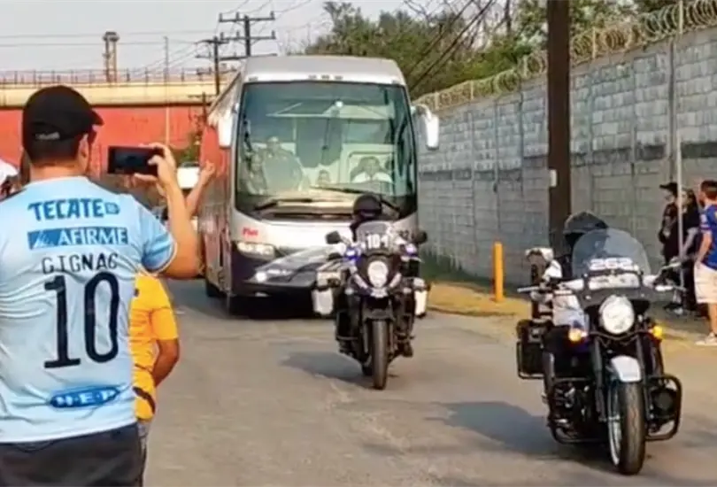 El chófer del Atlas no perdonó a los aficionados de Tigres. El chófer del Atlas no perdonó a los aficionados de Tigres.