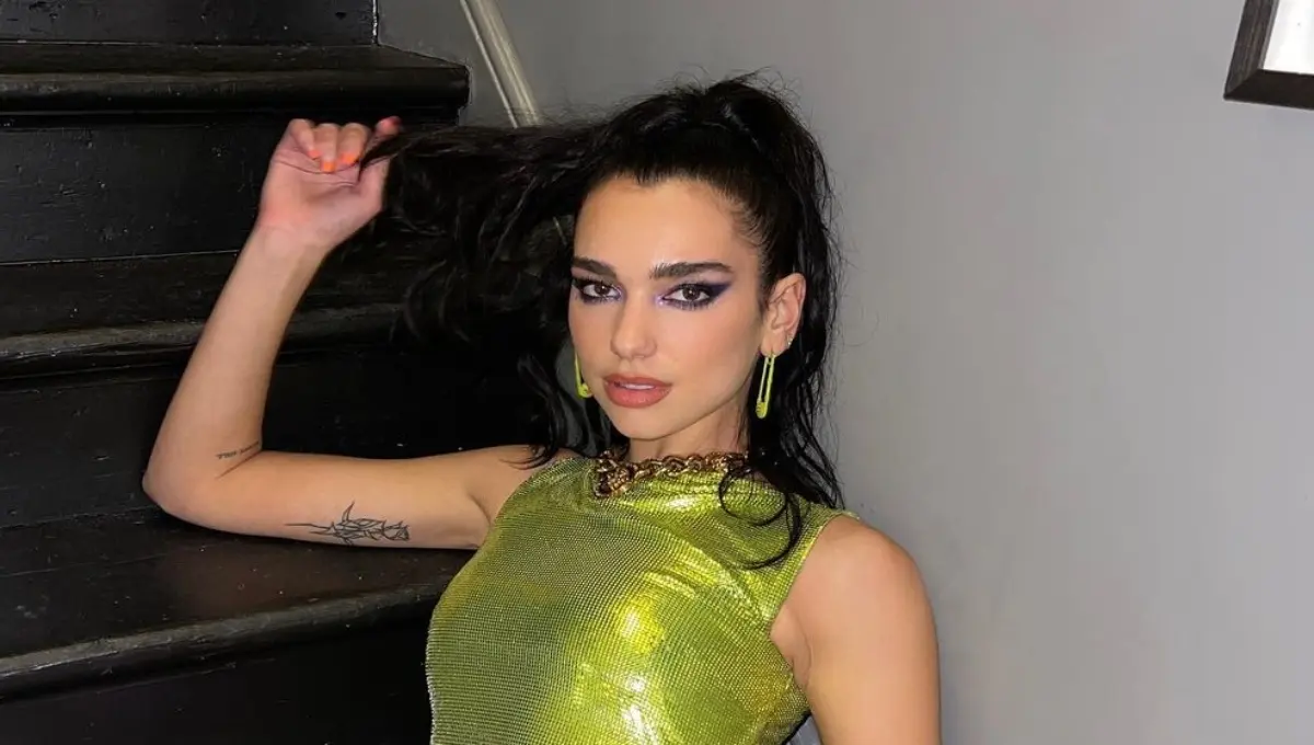 En los últimos años, una de las mujeres de las que más se habla por todo su talento es Dua Lipa, una joven cantante de origen londinense que ha cautivado por su música y su belleza.