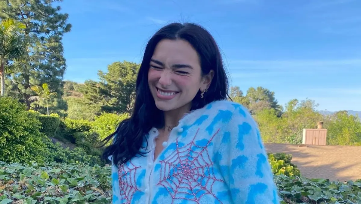 Su origen: Dua Lipa nació en Londres el 22 de agosto de 1995, aunque sus padres son originarios de Kosovo, incluso ella vivió un tiempo en dicha ciudad.