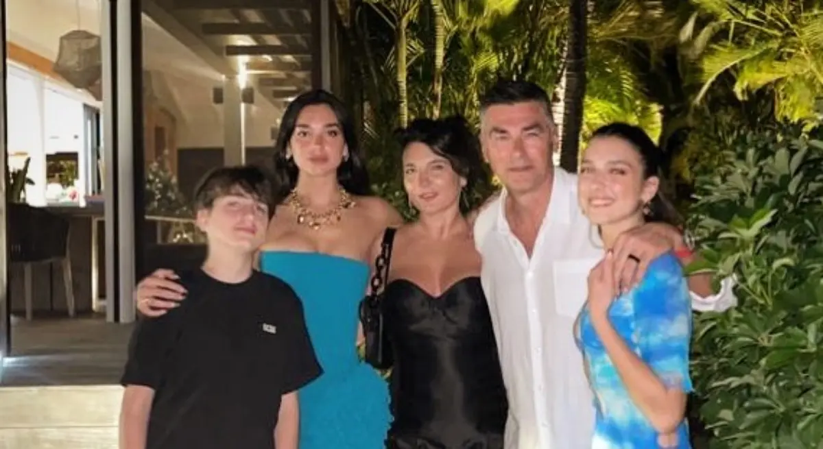 Sus padres son Dukagjin Lipa, quien también es cantante, y Anesa Rexha, quien trabaja en el sector del turismo.