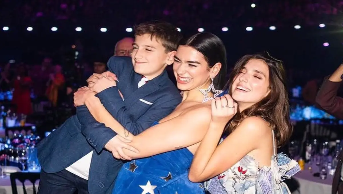 Tiene dos hermanos menores, Rina y Gjin Lipa.