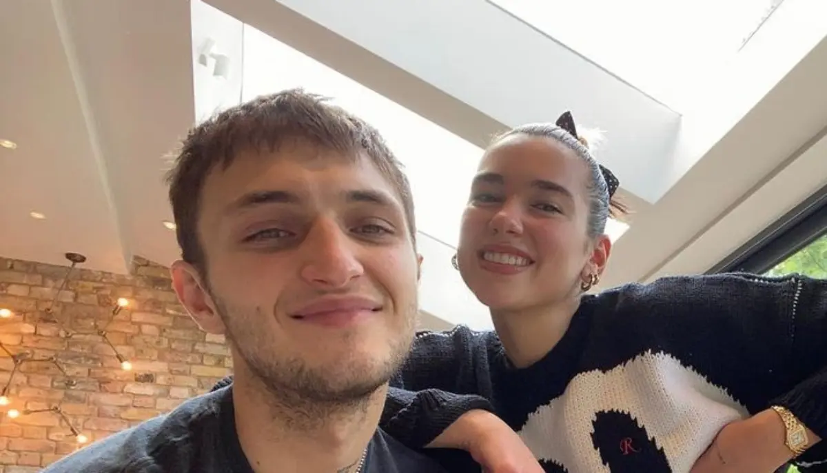 Tiene una relación desde hace ya varios años con Anwar Hadid, hermano de las famosas modelos, Gigi y Bella Hadid.