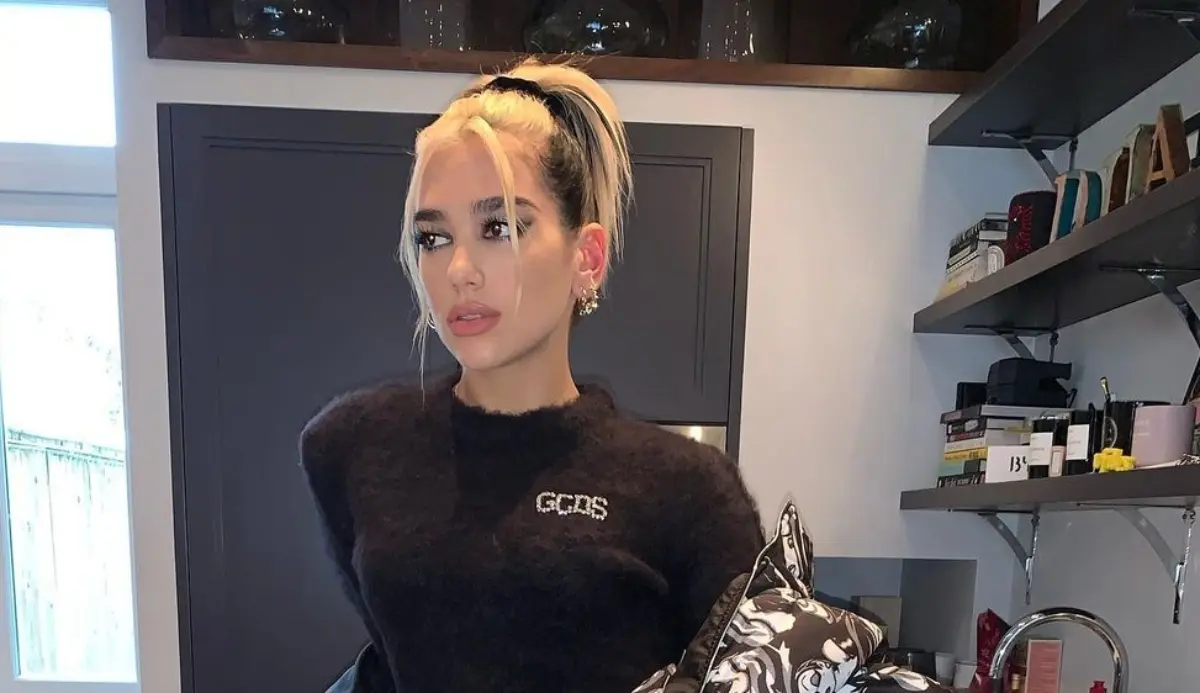 Antes de ser cantante, Dua Liga fue mesera para costearse las grabaciones de su música y de acuerdo con algunos medios trabajó en un restaurante de comida mexicana llamado "La Bodega Negra", en el barrio londinense de Soho.