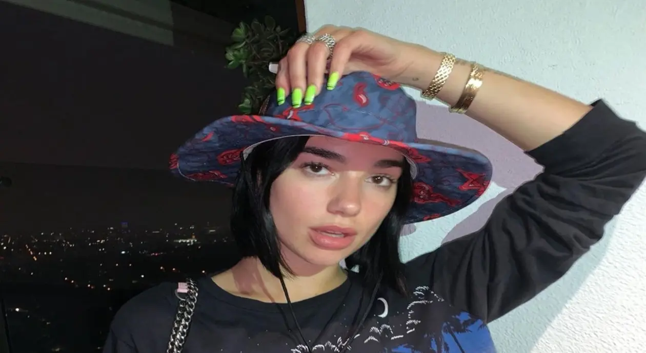 En 2015 fue cuando por fin firmó contrato con Warner Music, pero su primer disco fue lanzando en 2017.