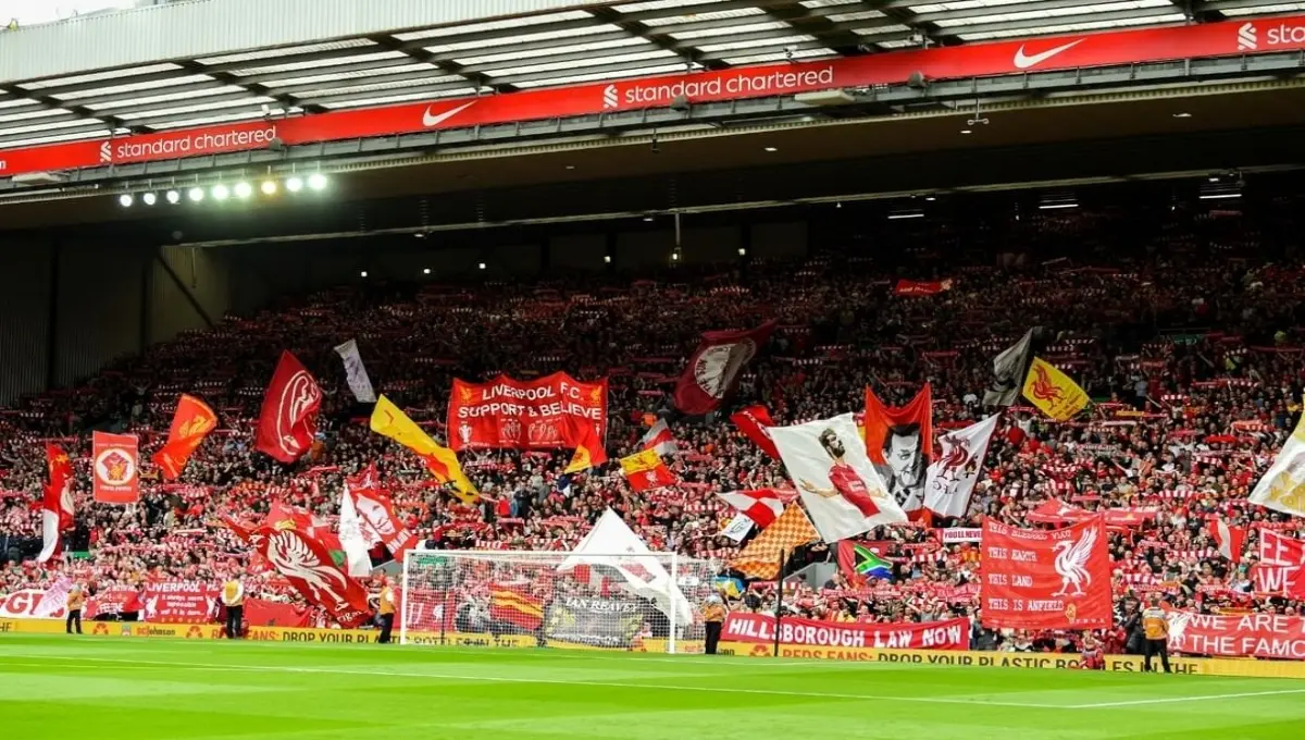 También ha confesado que su equipo favorito de futbol es el Liverpool: "¿Cómo puedo decirlo? ¿Puede decirse que apoyo al honorífico Liverpool", aseguró.
