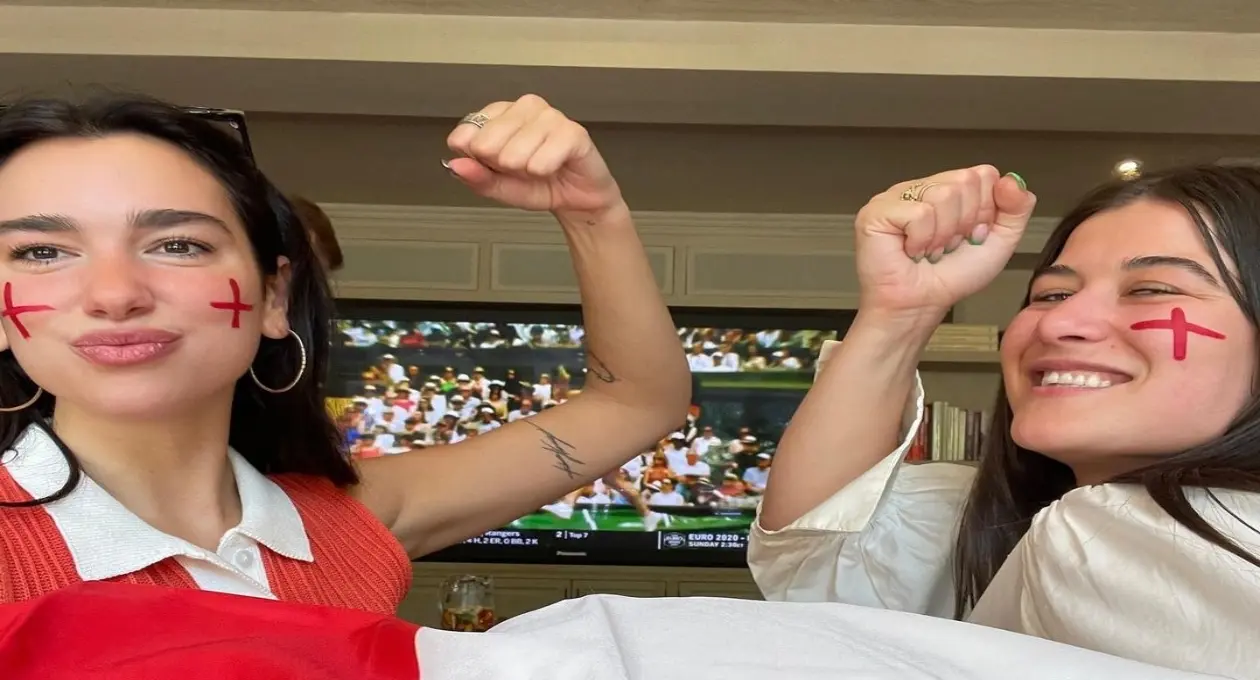 También se le ha visto que apoyar a la Selección de Inglaterra cada vez que juega.