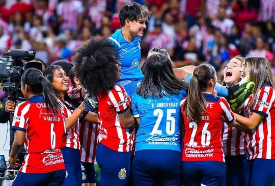 Blanca Félix se llevó los elogios de la afición tras atajar un penal a Charlyn Corral en el campeonato de Chivas Femenil