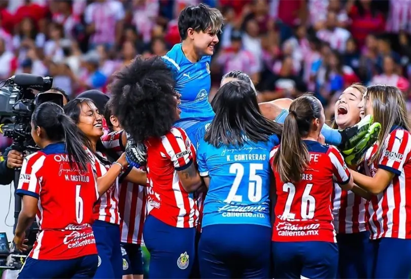 Blanca F&eacute;lix se llev&oacute; los elogios de la afici&oacute;n tras atajar un penal a Charlyn Corral en el campeonato de Chivas Femenil