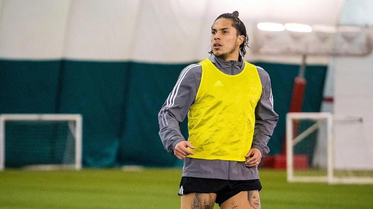 Durante octubre de 2018, Carlos Salcedo entr&oacute; en una disputa legal tras recibir una demanda por paternidad. El mexicano fue confrontado por Ivana Sig&uuml;enza, quien solicit&oacute; manutenci&oacute;n para la hija que tuvieron, pero que era desconocida por el 'Tit&aacute;n'. Las autoridades fallaron en contra del jugador y tuvo que pagar casi tres a&ntilde;os de pensi&oacute;n alimenticia que no hab&iacute;a solventado.