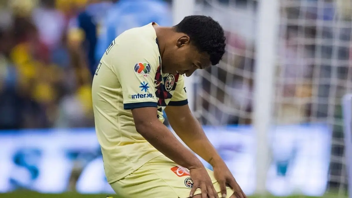 Roger Mart&iacute;nez arrastra variedad de esc&aacute;ndalos por ausencia de paternidad, esto al tener cinco hijos, donde madres de tres lo han llevado a los tribunales. En 2021 se le pidi&oacute; reconocer a un peque&ntilde;o de seis a&ntilde;os en el que se solicitaba la pensi&oacute;n alimenticia; la madre del ni&ntilde;o solicit&oacute; un pago cercado a los mil 500 d&oacute;lares mensuales, justo como se hab&iacute;a fallado en casos anteriores.