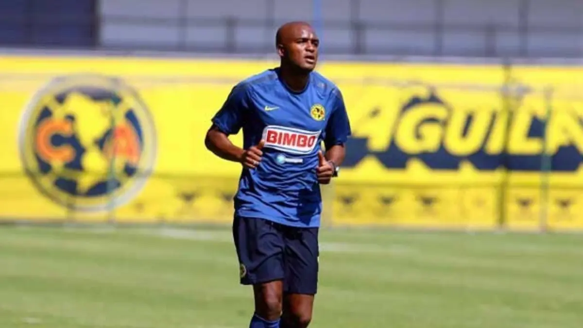 Aquivaldo Mosquera estuvo en el ojo del hurac&aacute;n durante entre 2016 y 2018 al enfrentar un problema legal con la actriz Karla Pineda por el reconocimiento y manutenci&oacute;n de su hijo. La cifra se desconoce y aunque las pruebas de paternidad arrojaron un resultado positivo, el colombiano se neg&oacute; a integrar al ni&ntilde;o a su familia.