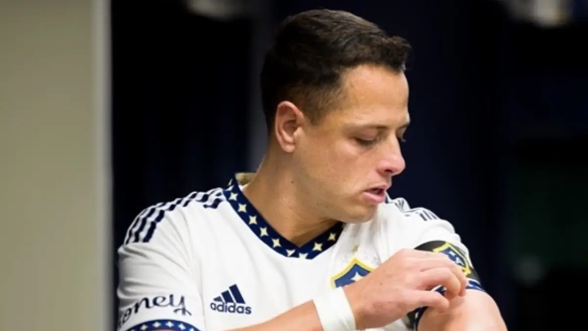A mediados de julio de 2021 se revel&oacute; que Javier Hern&aacute;ndez fue demandado por su expareja, Sara Kohan, por manutenci&oacute;n. La australiana lo consider&oacute; ante la ley como 'un padre ausente y desinteresado que no participa en la crianza diaria de sus dos hijos menores'. Se presume que 'Chicharito' acord&oacute; darle la pensi&oacute;n a cambio de no publicar fotos de los menores en redes sociales.