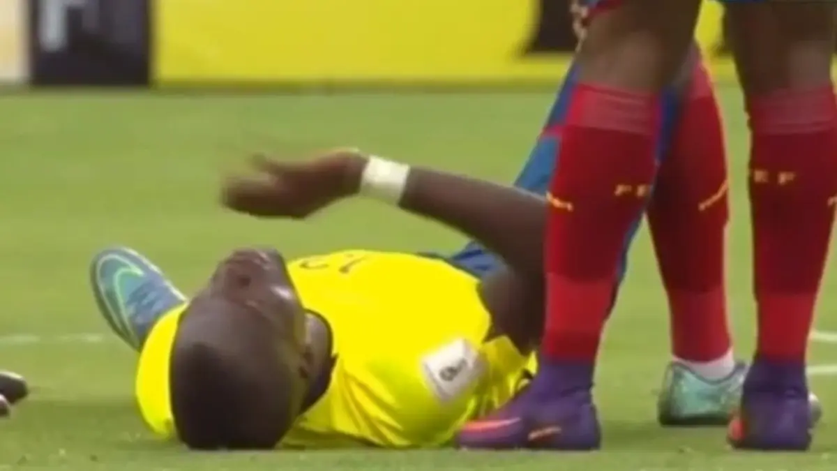 Fue en 2016 cuando Enner Valencia escap&oacute; de la polic&iacute;a en pleno partido de eliminatorias ante Chile. El ecuatoriano fingi&oacute; una lesi&oacute;n para salir en camilla y a su vez ser perseguido por las autoridades ecuatorianas debido a una deuda de manutenci&oacute;n por 17 mil d&oacute;lares  para su exmujer, madre de su hija mayor.