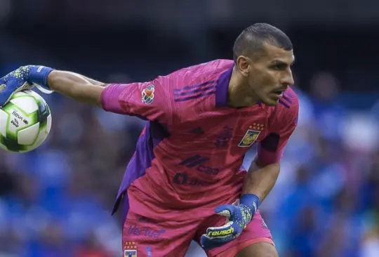 Nahuel Guzmán en juego contra Cruz Azul.