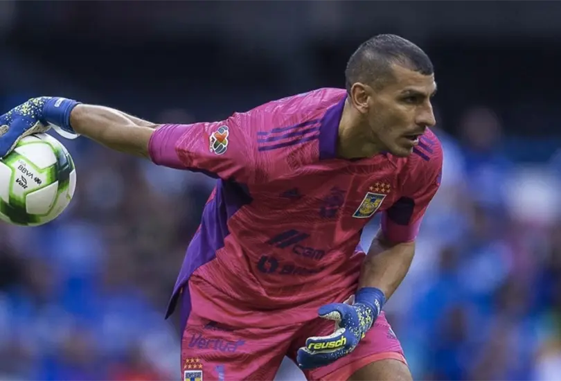 Nahuel Guzm&aacute;n en juego contra Cruz Azul.