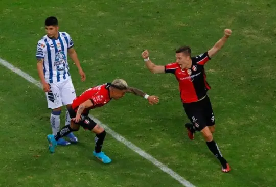 Reyes y Furch celebran el primer gol de la serie.