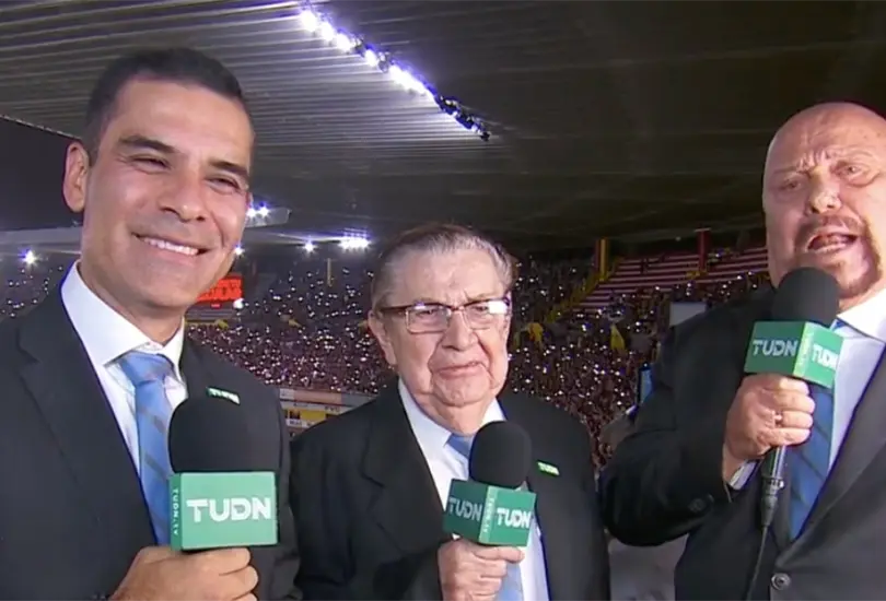 La narraci&oacute;n de TUDN cont&oacute; con un invitado especial en la final Atlas vs Pachuca.