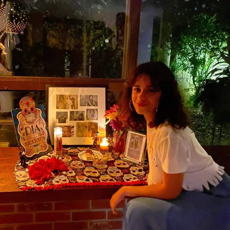 Camila Cabello posa junto a su ofrenda de Día de Muertos - @camila_cabello