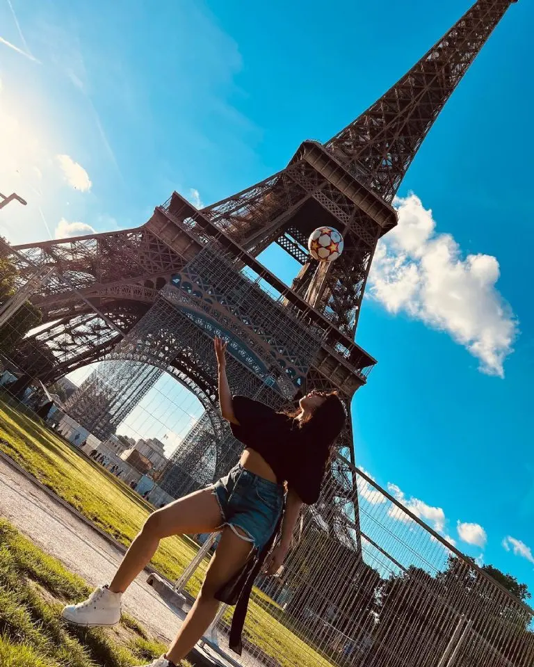 Camila Cabello en París, sede de la Champions - @camila_cabello