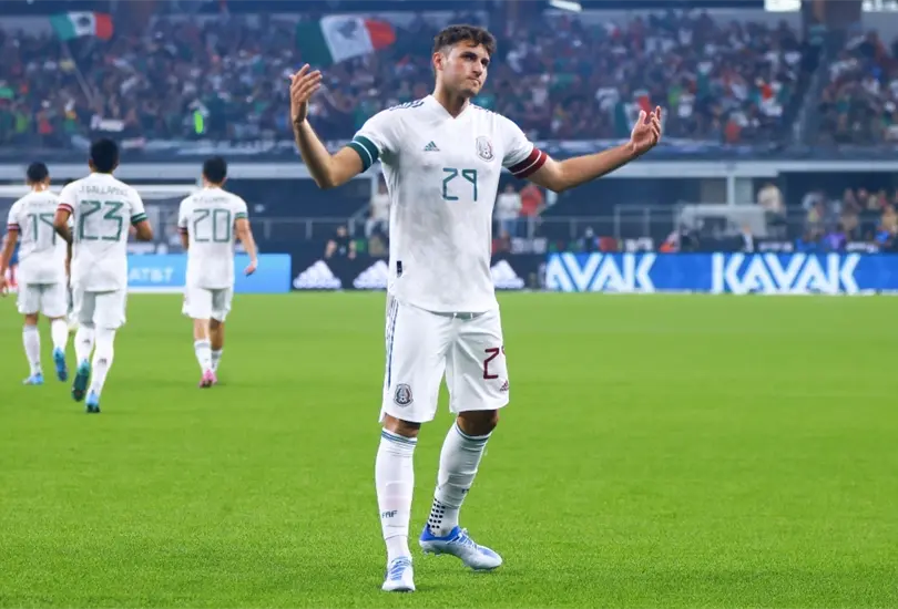 Santiago Gim&eacute;nez celebra su gol ante Nigeria.