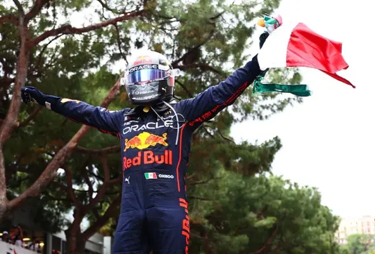 Checo Pérez celebra su triunfo en el GP de Mónaco 2022