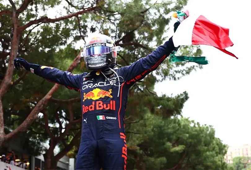 Checo P&eacute;rez celebra su triunfo en el GP de M&oacute;naco 2022