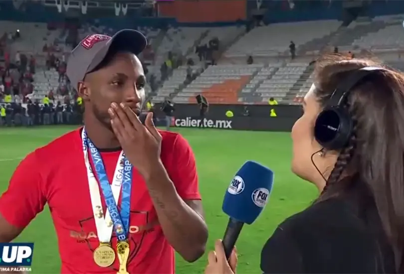 Jugadores de Atlas evitaron las c&aacute;maras de Fox Sports en plena transmisi&oacute;n en vivo.