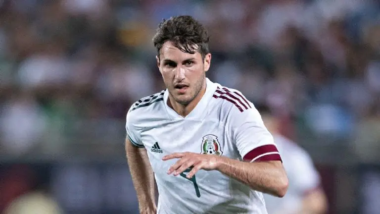 Santiago Giménez sería el sacrificado por Martino. Galería Referee.