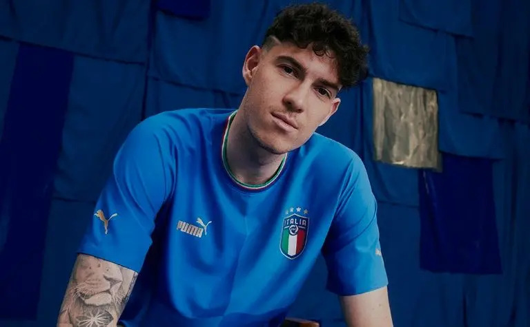 Bastoni con la playera que utilizará Italia en la Finalissima (Foto: @pumafootball)