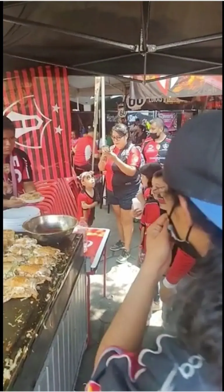 Los aficionados se formaron desde temprano por su Torta Loka.